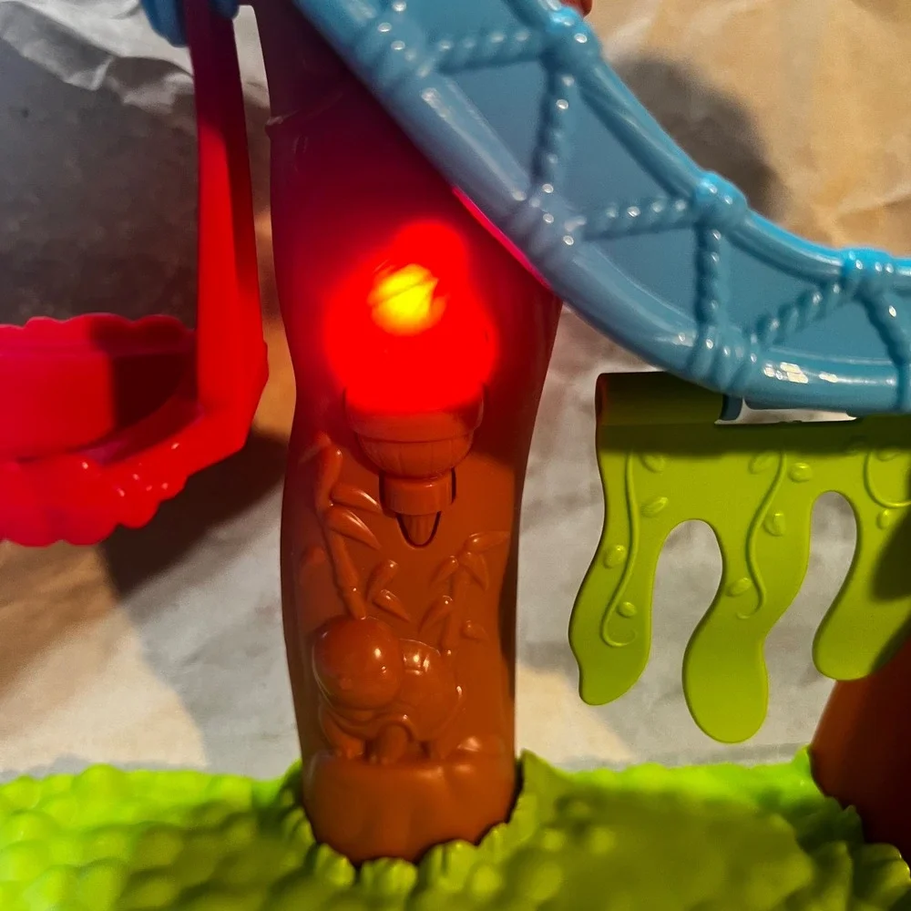 Kid Connection Zoo Play Set Jungle Treehouse with 8 Animal Figures
